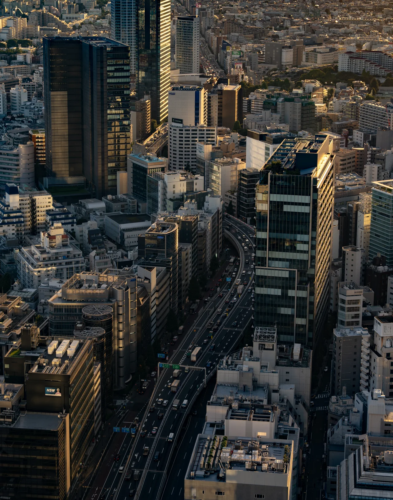 Tours de bureaux et voie express vues d'en haut dans la lumière rasante de fin d'après-midi.