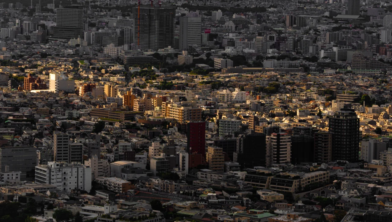 La ville de Tokyo s'étend à perte de vue au crépuscule.
